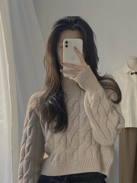 Pulover de damă modern cu guler polo jos