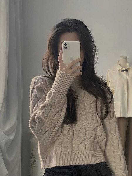 Pulover de damă modern cu guler polo jos