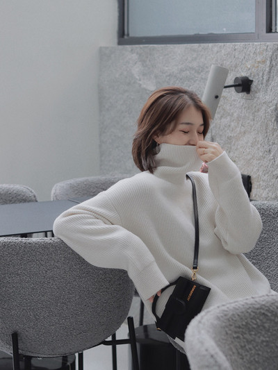 Μοντέρνο γυναικείο πουλόβερ με μακριά μανίκια με λαιμόκοψη