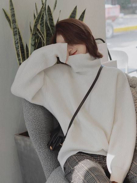 Μοντέρνο γυναικείο πουλόβερ με μακριά μανίκια με λαιμόκοψη