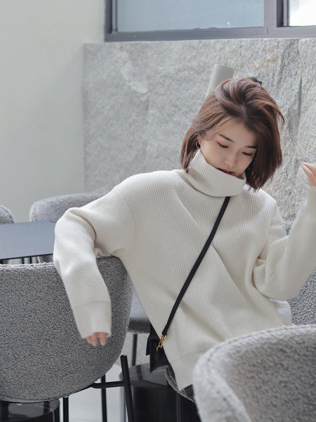 Μοντέρνο γυναικείο πουλόβερ με μακριά μανίκια με λαιμόκοψη