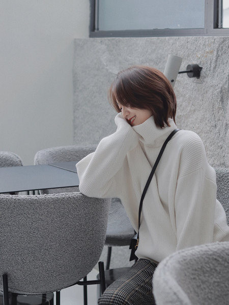 Μοντέρνο γυναικείο πουλόβερ με μακριά μανίκια με λαιμόκοψη