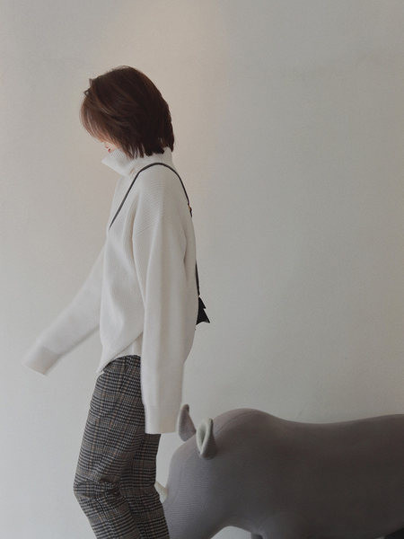 Μοντέρνο γυναικείο πουλόβερ με μακριά μανίκια με λαιμόκοψη