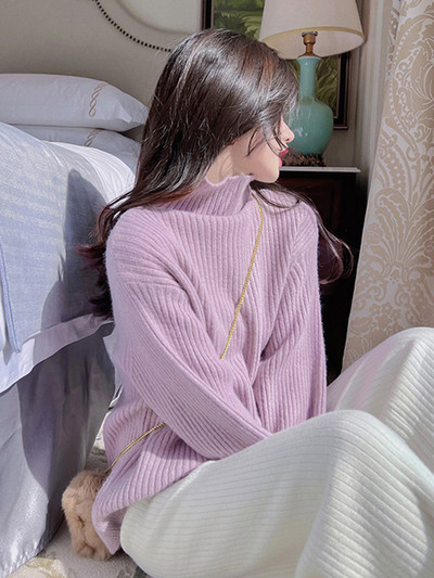 Pulover lat din tricot în coastă, cu guler polo