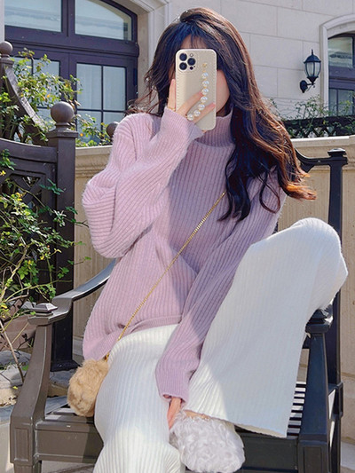 Pulover lat din tricot în coastă, cu guler polo