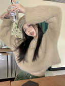 Κοντό πουλόβερ με οβάλ λαιμόκοψη