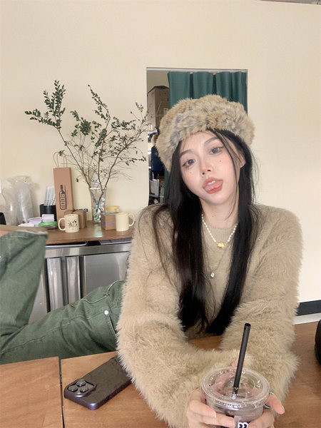 Κοντό πουλόβερ με οβάλ λαιμόκοψη