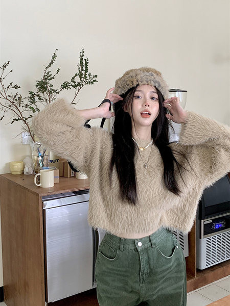 Κοντό πουλόβερ με οβάλ λαιμόκοψη