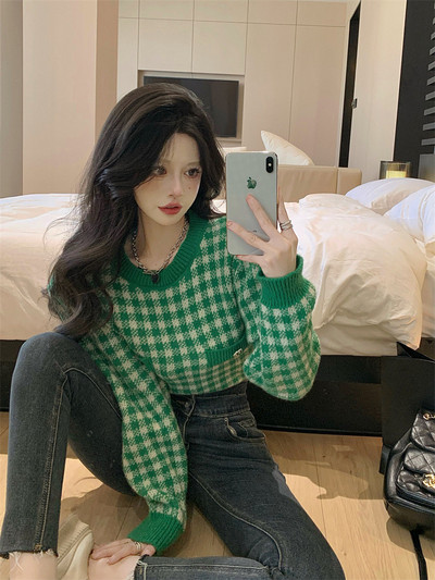 Pulover de damă în carouri cu decolteu oval