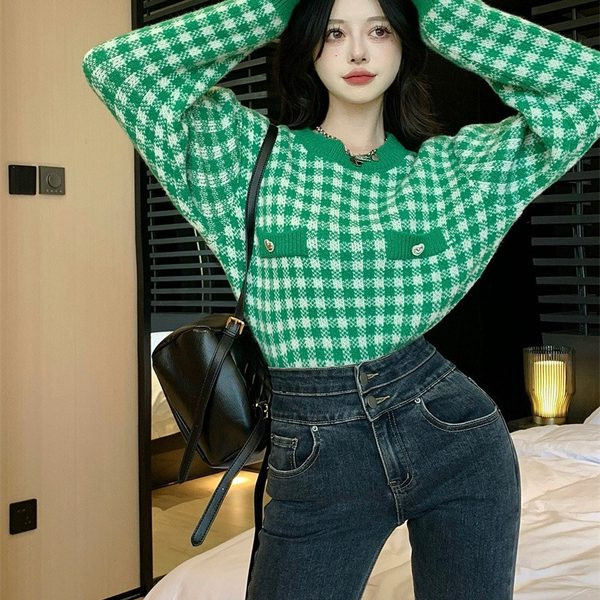 Pulover de damă în carouri cu decolteu oval