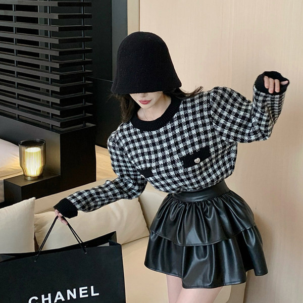 Pulover de damă în carouri cu decolteu oval