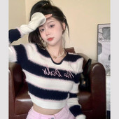 Moteriškas trumpas dryžuotas megztinis su išsiuvinėtomis raidėmis