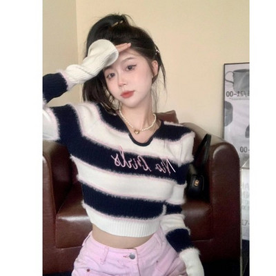 Moteriškas trumpas dryžuotas megztinis su išsiuvinėtomis raidėmis