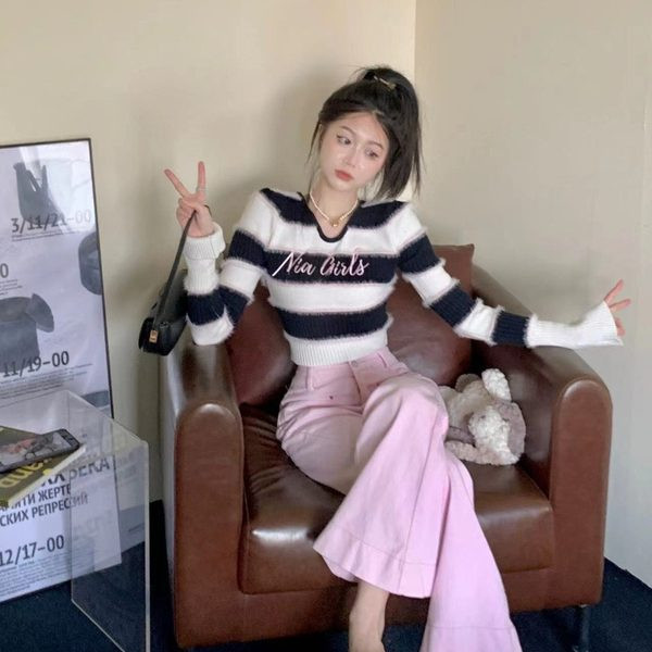 Moteriškas trumpas dryžuotas megztinis su išsiuvinėtomis raidėmis