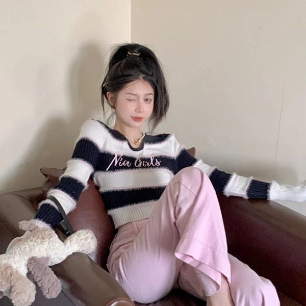 Moteriškas trumpas dryžuotas megztinis su išsiuvinėtomis raidėmis