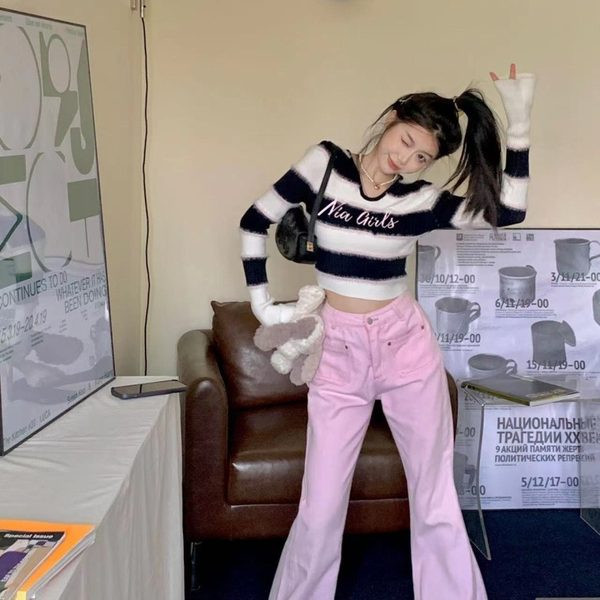 Moteriškas trumpas dryžuotas megztinis su išsiuvinėtomis raidėmis