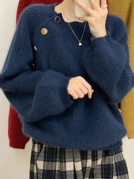 Moderan široki pulover na kopčanje i ovalnog dekoltea