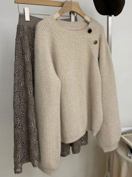 Moderan široki pulover na kopčanje i ovalnog dekoltea