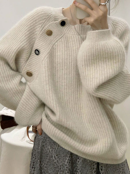 Moderan široki pulover na kopčanje i ovalnog dekoltea
