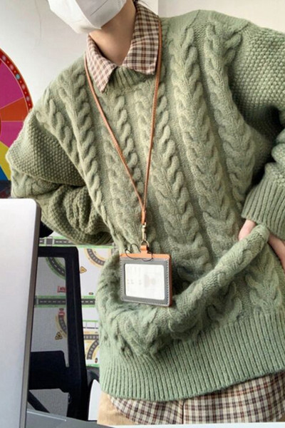 Pulover de damă larg, cu mâneci lungi și decolteu oval