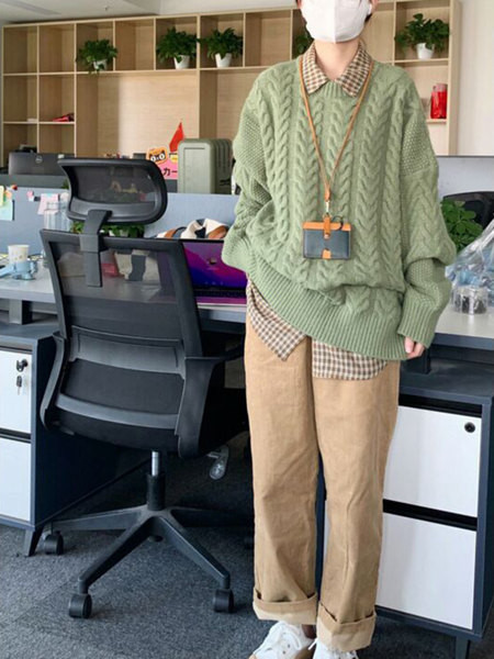 Pulover de damă larg, cu mâneci lungi și decolteu oval