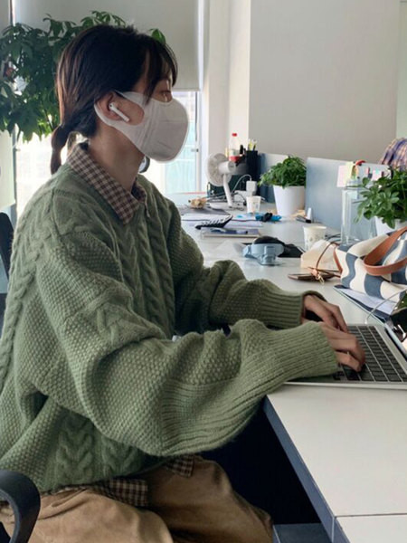 Pulover de damă larg, cu mâneci lungi și decolteu oval