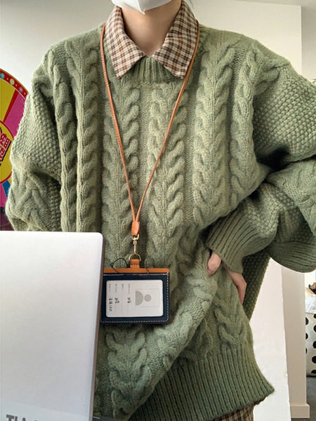 Pulover de damă larg, cu mâneci lungi și decolteu oval