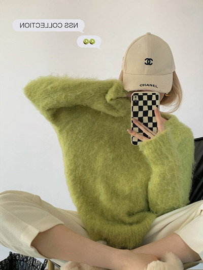 Φουσκωτό γυναικείο πουλόβερ με οβάλ λαιμόκοψη σε πράσινο χρώμα