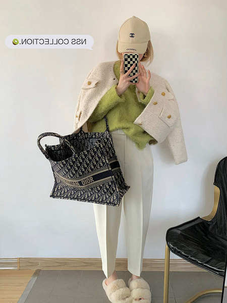 Φουσκωτό γυναικείο πουλόβερ με οβάλ λαιμόκοψη σε πράσινο χρώμα