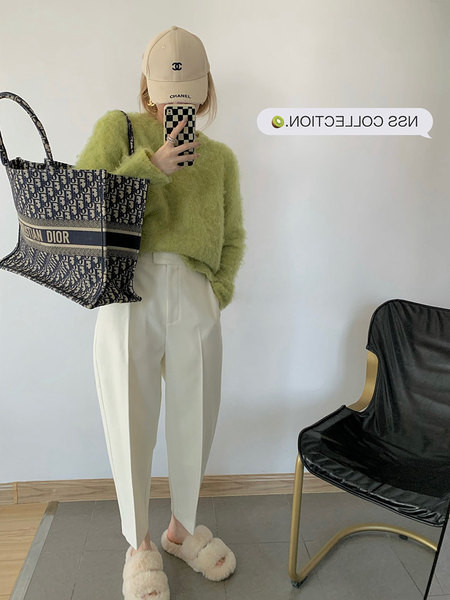 Φουσκωτό γυναικείο πουλόβερ με οβάλ λαιμόκοψη σε πράσινο χρώμα