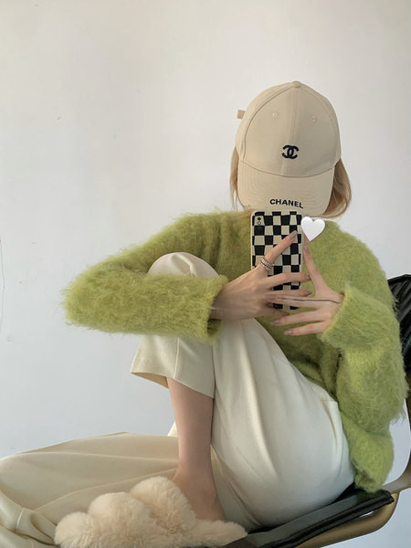 Φουσκωτό γυναικείο πουλόβερ με οβάλ λαιμόκοψη σε πράσινο χρώμα