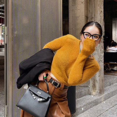 Rövid női pulóver ovális nyakkivágással