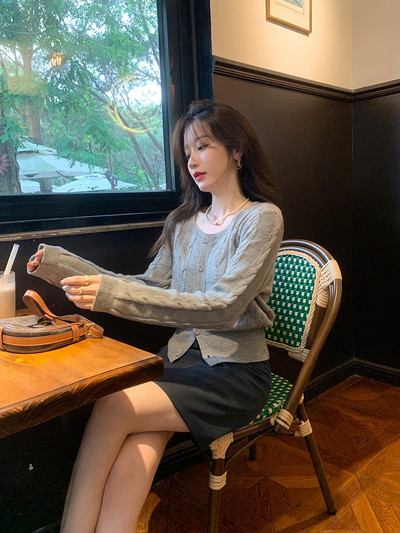 Pulover de dama cu nasturi