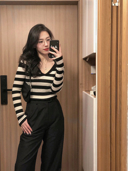 Γυναικείο ριγέ πουλόβερ με μακριά μανίκια και λαιμόκοψη σε V