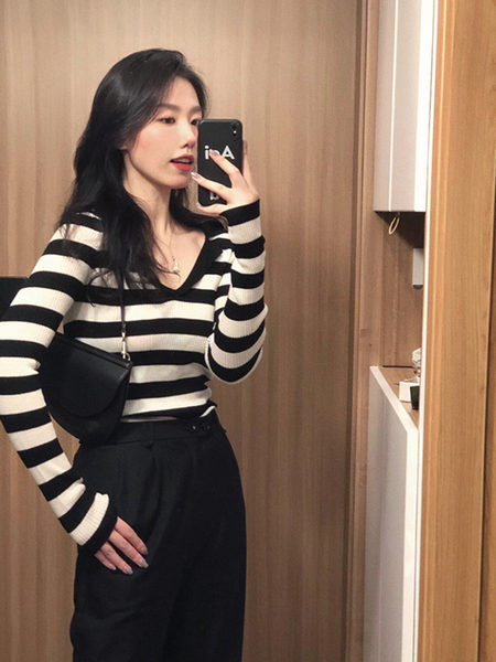 Γυναικείο ριγέ πουλόβερ με μακριά μανίκια και λαιμόκοψη σε V