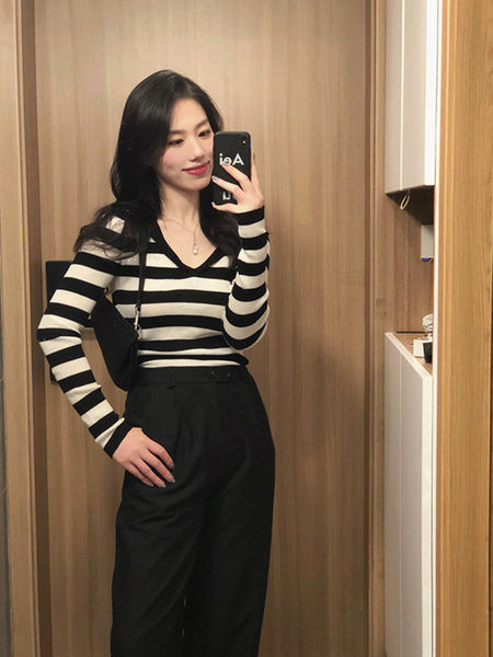 Γυναικείο ριγέ πουλόβερ με μακριά μανίκια και λαιμόκοψη σε V