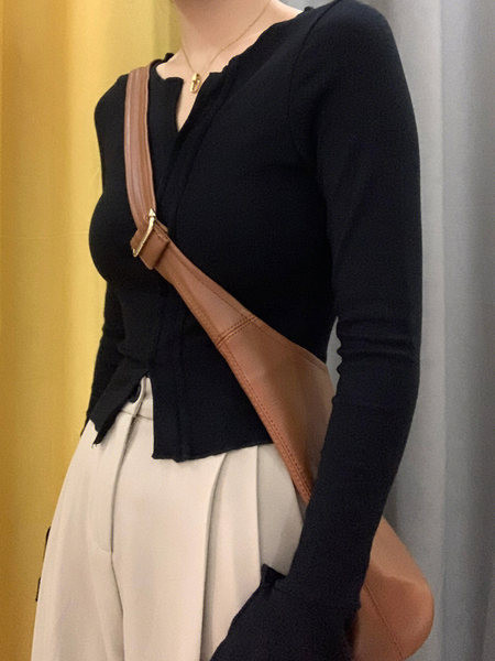 Γυναικείο μονόχρωμο μακρυμάνικο πουλόβερ με λαιμόκοψη V