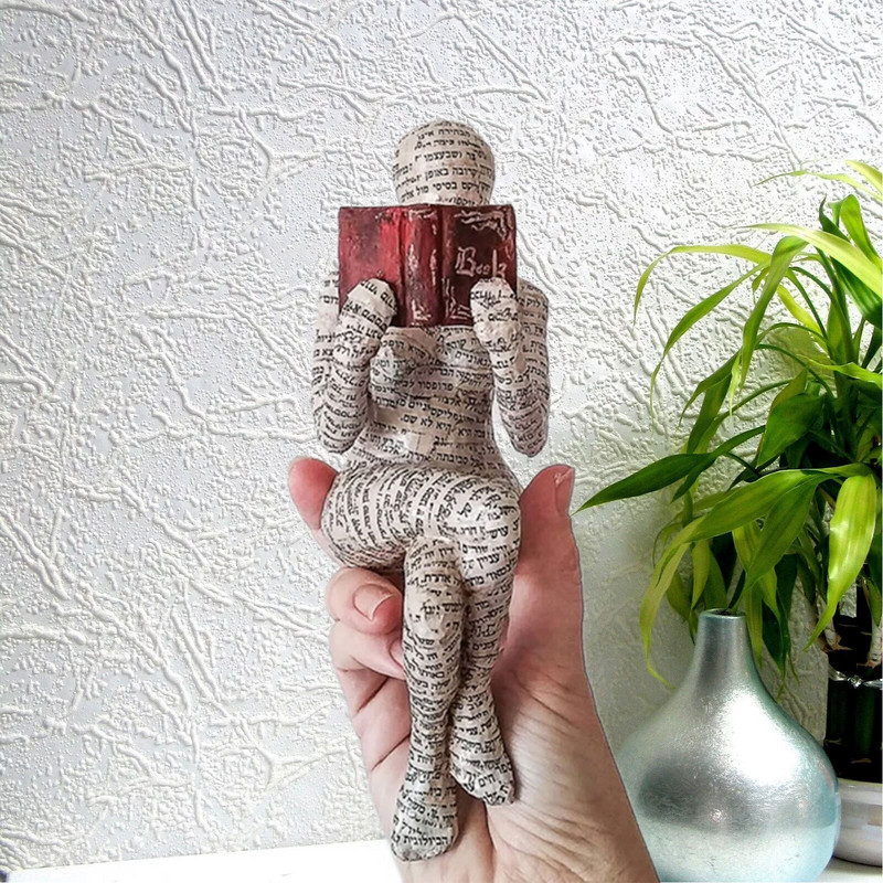 Olvasó nő figura pép könyvespolc dekor Gondolkodó stílusú gyanta szobor gyanta absztrakt szobrok figurák