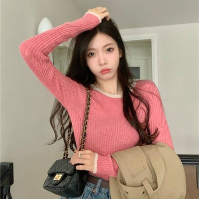 Paprastas moteriškas megztinis su ovalia iškirpte