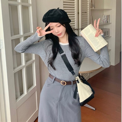 Paprastas moteriškas megztinis su ovalia iškirpte