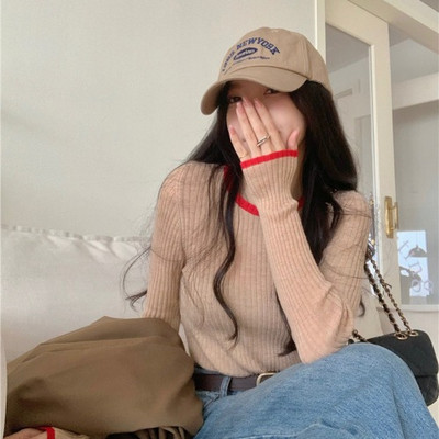 Paprastas moteriškas megztinis su ovalia iškirpte