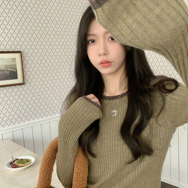 Paprastas moteriškas megztinis su ovalia iškirpte