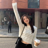 Γυναικείο πλεκτό πουλόβερ με οβάλ λαιμόκοψη - μπλε και λευκό χρώμα