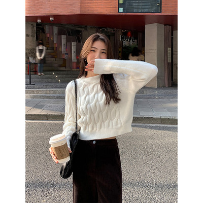 Γυναικείο πλεκτό πουλόβερ με οβάλ λαιμόκοψη - μπλε και λευκό χρώμα