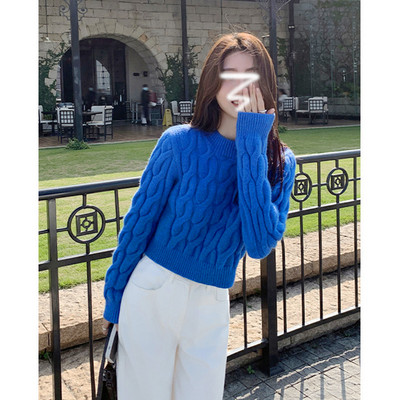 Γυναικείο πλεκτό πουλόβερ με οβάλ λαιμόκοψη - μπλε και λευκό χρώμα