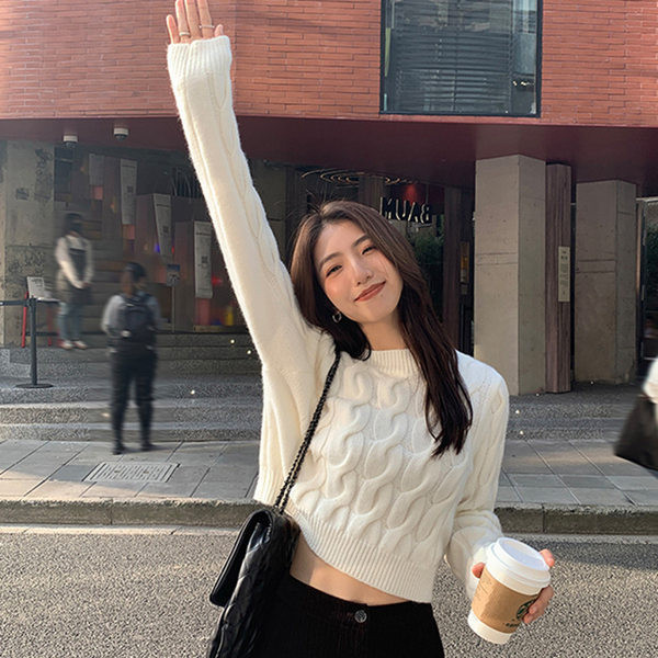 Γυναικείο πλεκτό πουλόβερ με οβάλ λαιμόκοψη - μπλε και λευκό χρώμα