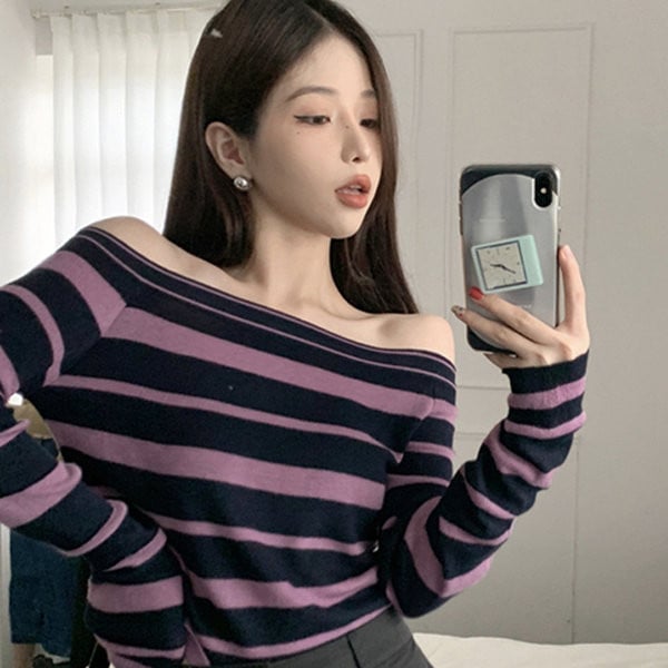 Μοντέρνο ριγέ πουλόβερ με μακριά μανίκια και γυμνούς ώμους