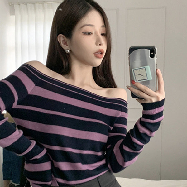 Μοντέρνο ριγέ πουλόβερ με μακριά μανίκια και γυμνούς ώμους