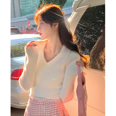 Κομψό γυναικείο πουλόβερ σε λεπτή πλέξη με λαιμόκοψη V