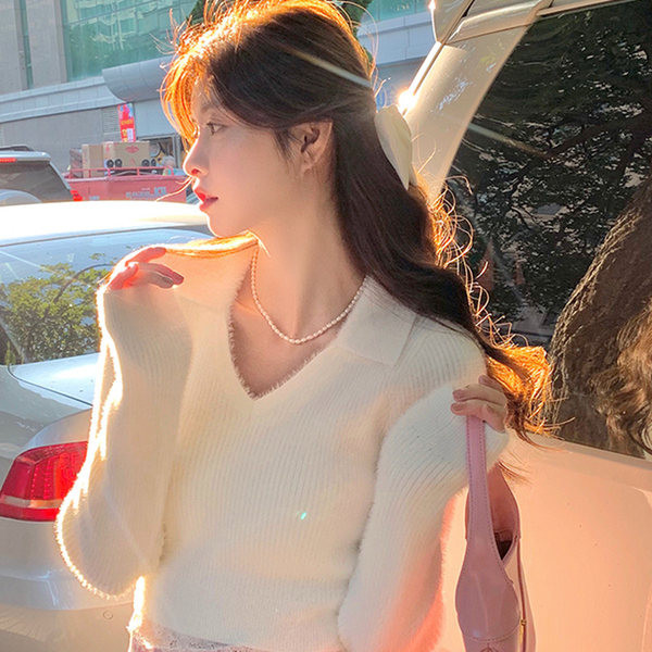 Κομψό γυναικείο πουλόβερ σε λεπτή πλέξη με λαιμόκοψη V